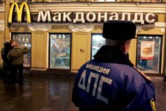 Po explozi hlídkují Rusové u McDonald's