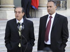 Se Sarkozym jednali v Paříži jménem libyjské opozice Mahmúd Džebríl (vlevo) a bývalý libyjský velvyslanec v Indii Alí Isáví.
