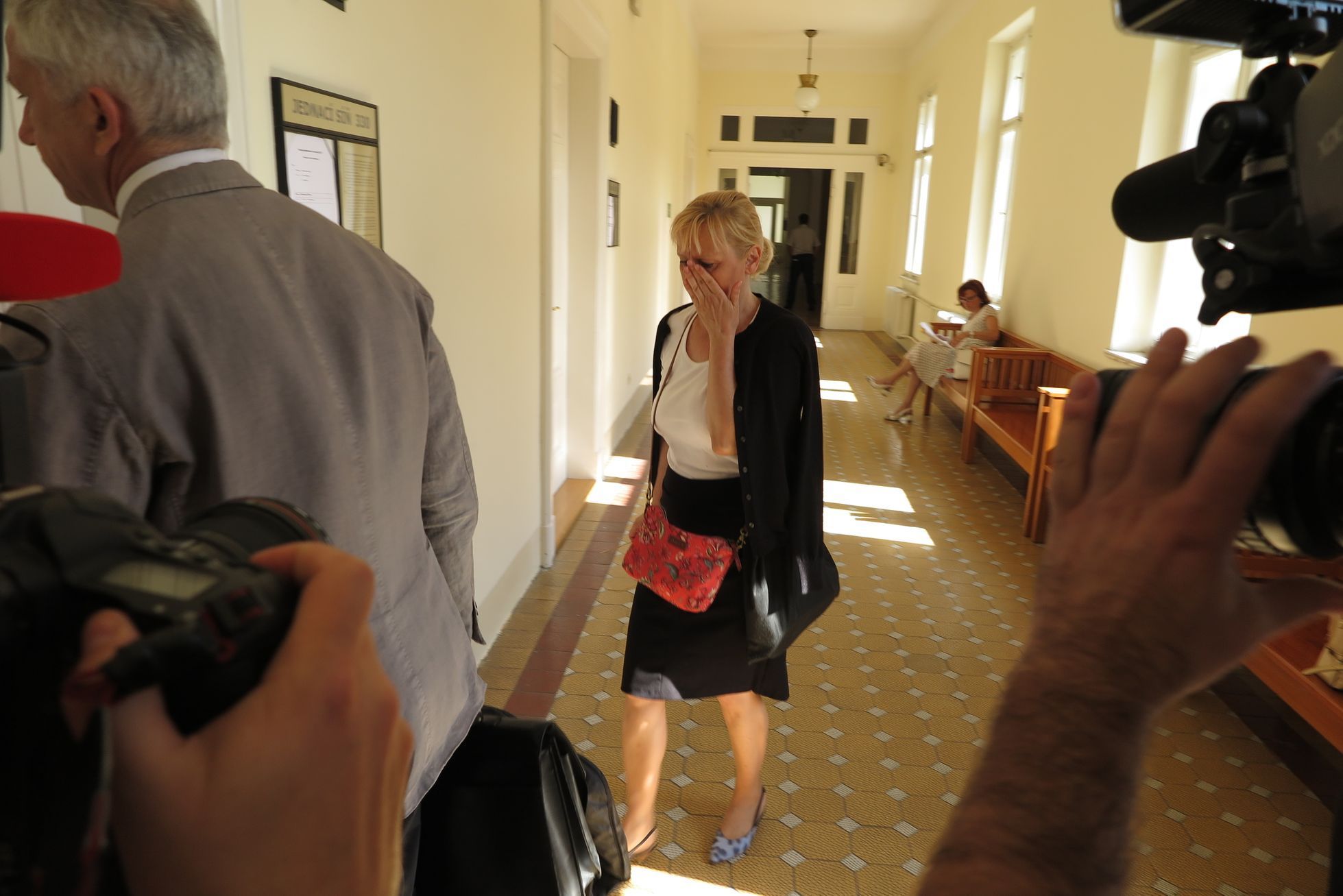 Právníčka SŽDC Věra K., která lila nadřízené do pití projímadlo, u Městského soudu v Praze, který jí potvrdil tříleté vězení a přikázal nahradit škodu na zdraví jeden milion korun.