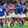 Samoa vs. Japonsko na MS v ragby 2015 (Ken Pisi si třese rukou s Ayumu Goromaruem)