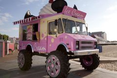 Obří zmrzlinářské auto startuje kampaň Škody v Británii