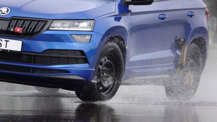 Test letních gum pro Škody Karoq a Fabia. Barumky skončily v problémech na mokru; Zdroj foto: ÖAMTC