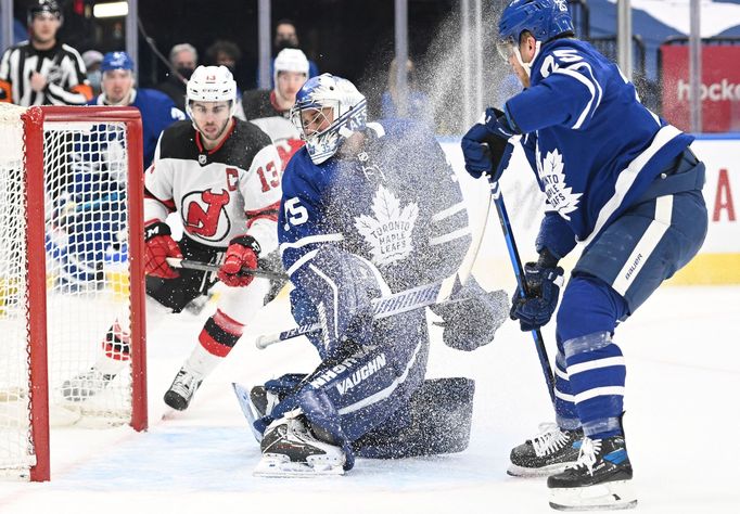 Petr Mrázek v brance Toronta při utkání NHL proti New Jersey