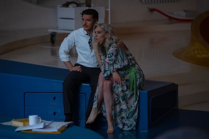 Pedro Pascal a Vanessa Kirby ve filmu Fantastická 4: První kroky.