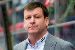 Fanoušky na nás poštvali bývalí hráči, tvrdí Janecký. Na lavičku už se nikdy nevrátí