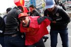 Čistky a represe v Turecku po referendu sílí. Prezident Erdogan ale proti sobě sjednocuje opozici