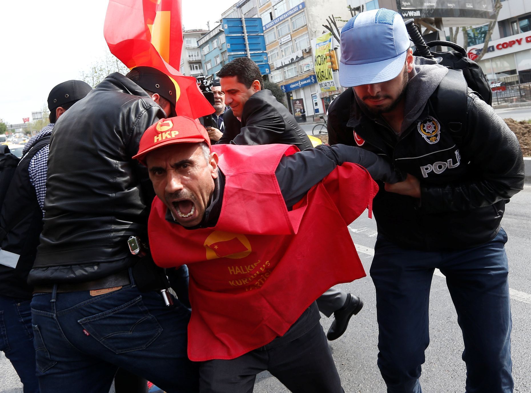 Turečtí policisté zatýkají účastíky nepovolené prvomájové demonstrace v Istanbulu.