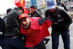 V Turecku kvůli loňskému puči zatkli dalších 115 lidí, mezi nimi podnikatele nebo porodní asistentky