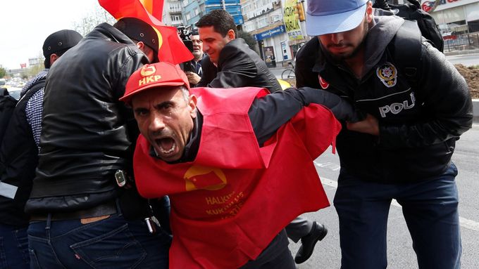 Turečtí policisté zatýkají účastíky nepovolené prvomájové demonstrace v Istanbulu.