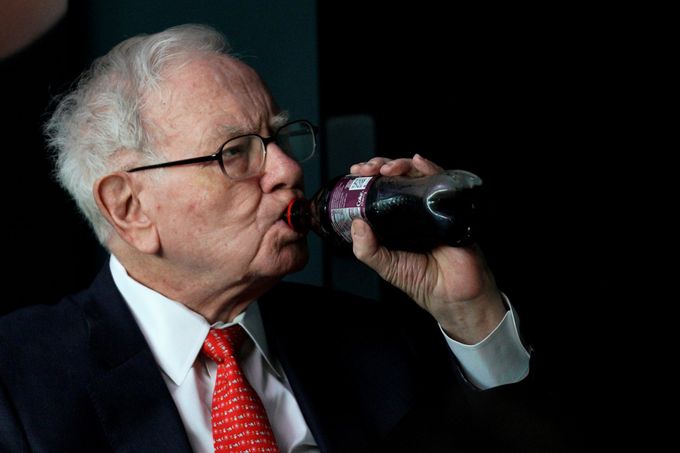 Warren Buffett s lahví Coca-Coly, svého oblíbeného nápoje. Buffett ve světovém výrobci nealkoholického nápoje také vlastní podíl.