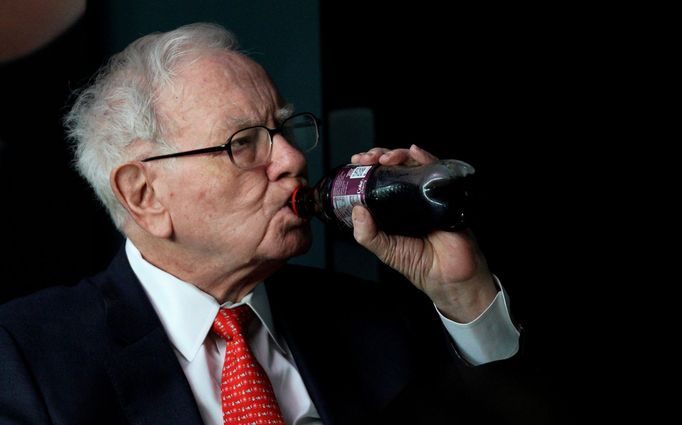 Warren Buffett s lahví Coca-Coly, svého oblíbeného nápoje. Buffett ve světovém výrobci nealkoholického nápoje také vlastní podíl.