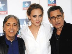 Režisér Ariel Zeitoun (vlevo) s herci z filmu Angelika Norou Arnezeder a Gerardem Lanvinem.