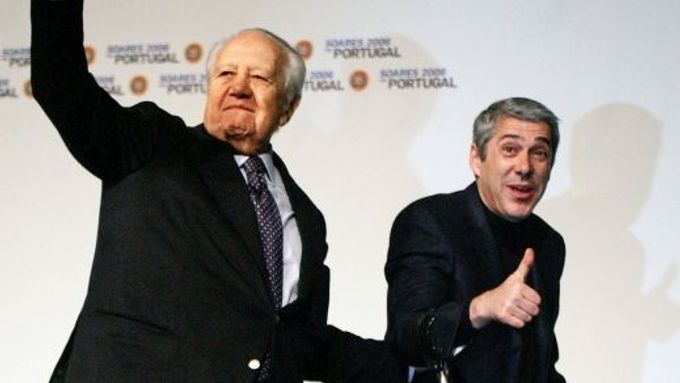 Mário Soares (vpředu) a někdejší předseda portugalské vlády José Sócrates.
