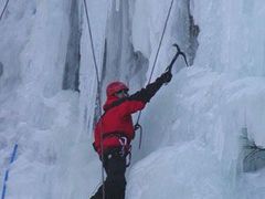 Jan Říha zvládá i lezení po ledových stěnách. Prý slyší přemrzlý led.