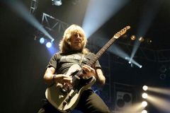 Zemřel kytarista britské kapely Status Quo Rick Parfitt