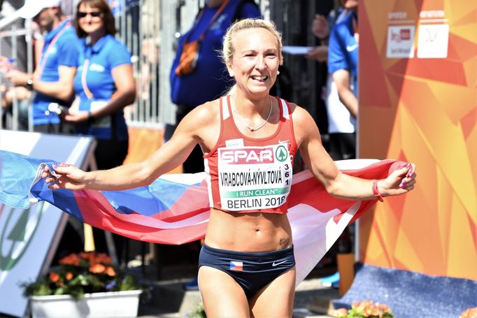 Bronzová Eva Vrabcová Nyvltová v cíli maratonu na ME v atletice v Berlíně 2018