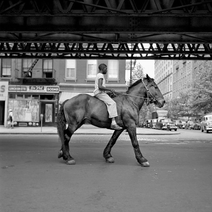 Vivian Maier: Afroameričan na koni v NYC.