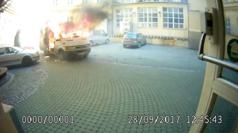 Kamery strážníků zachytily výbuch v Brně. Na nádvoří univerzity explodovala lahev v dodávce