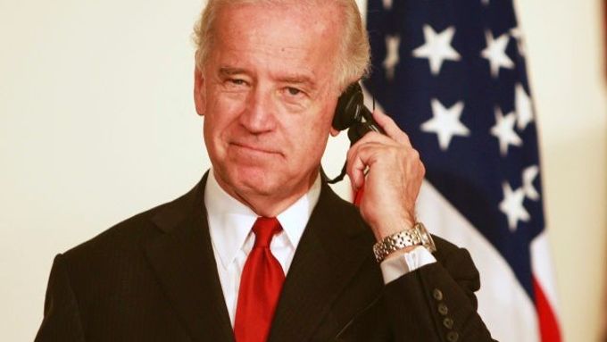 Joe Biden poslouchá překlad projevu libanonského prezidenta Michela Suleimana