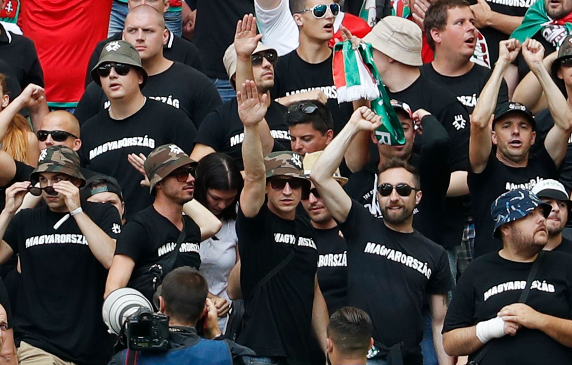 Euro 20161: výtržnosti maďarských fanoušků před zápasem s Islandem v Marseille - hajlování