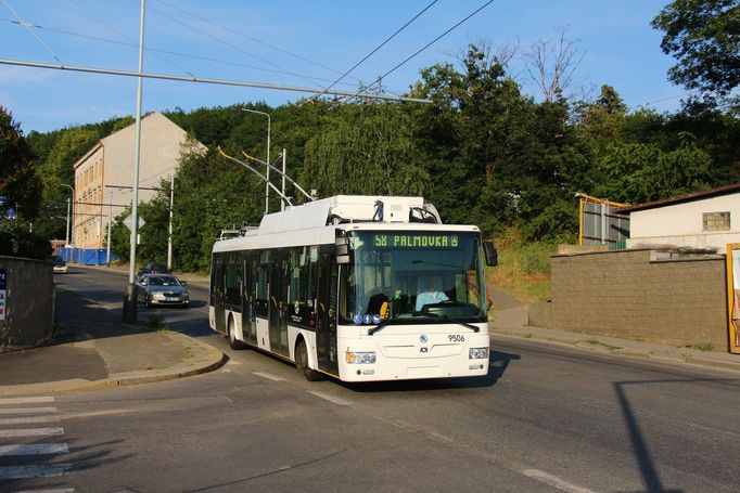 Elektrobus na "trolejbusové" lince 58 v Praze.