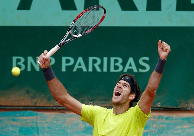 Argentinský tenista Juan Martín Del Potro se raduje z vítězství nad Tomášem Berdychem v osmifinále French Open 2012.