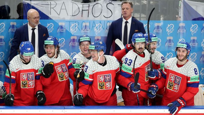 Česká lavička po postupu do semifinále domácího mistrovství světa v ledním hokeji