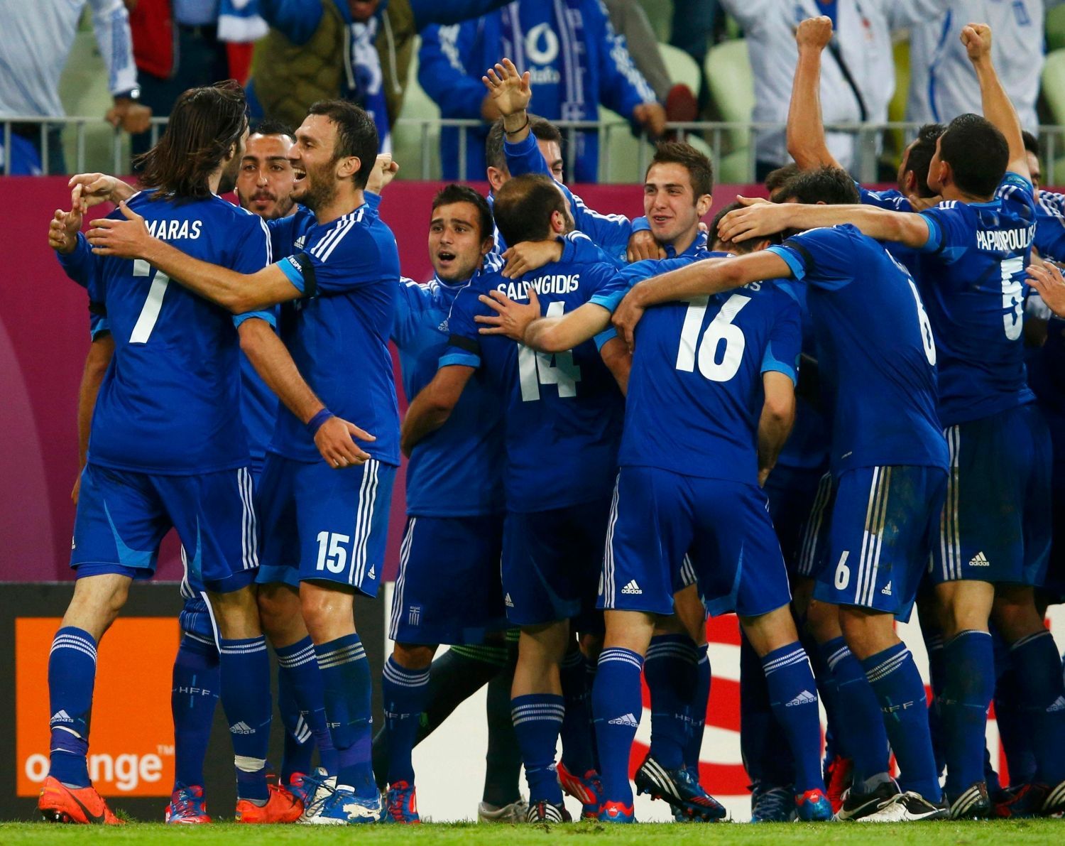 Řekové slaví gól Jorgose Samarase během utkání Německo - Řecko ve čtvrtfinále Eura 2012