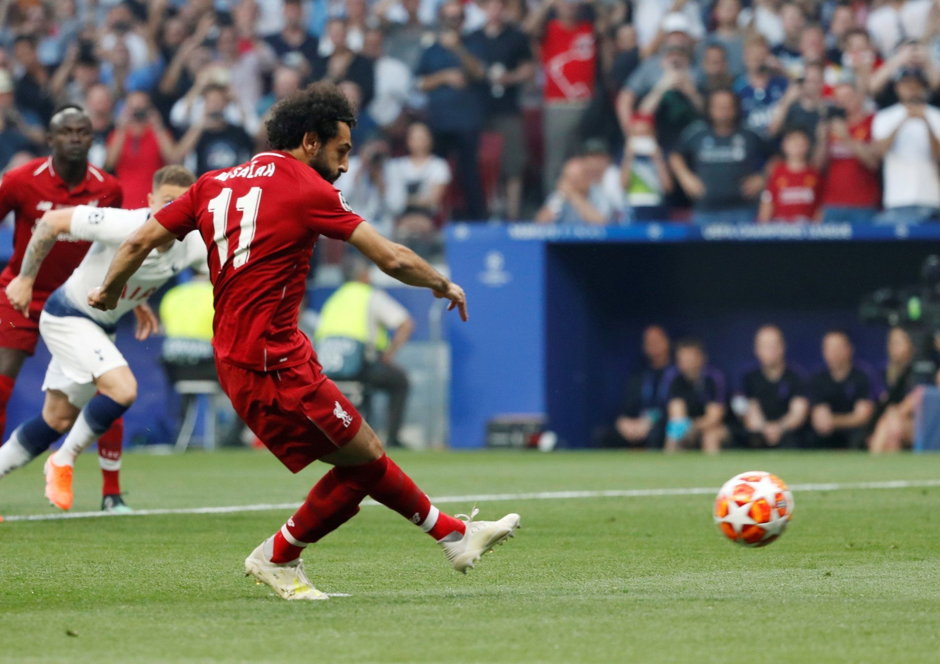 Mohamed Salah dává gól ve finále Ligy mistrů Tottenham - Liverpool