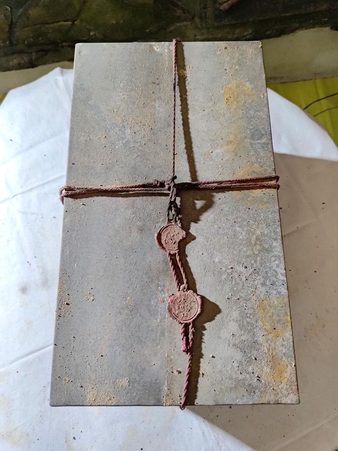 Vyzvedávání ostatků Arnošta Z Pardubic. Kostel Nanebevzetí Panny Marie, Kladsko, Polsko