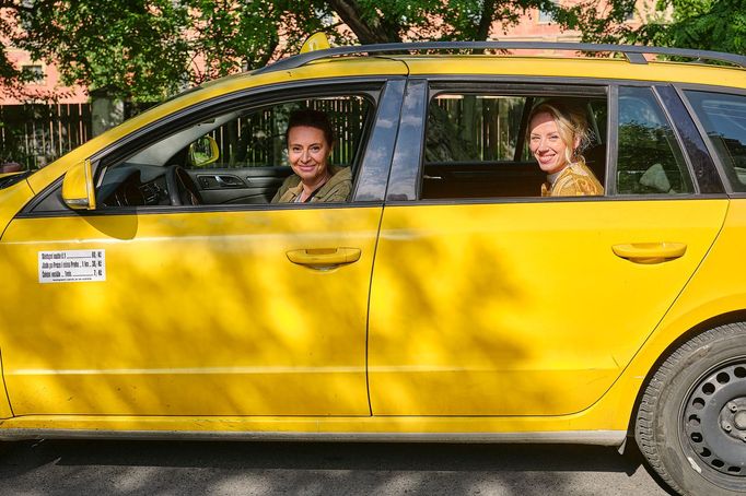 Lenka Vlasáková v roli Anny a Petra Hřebíčková jako Sylvie.