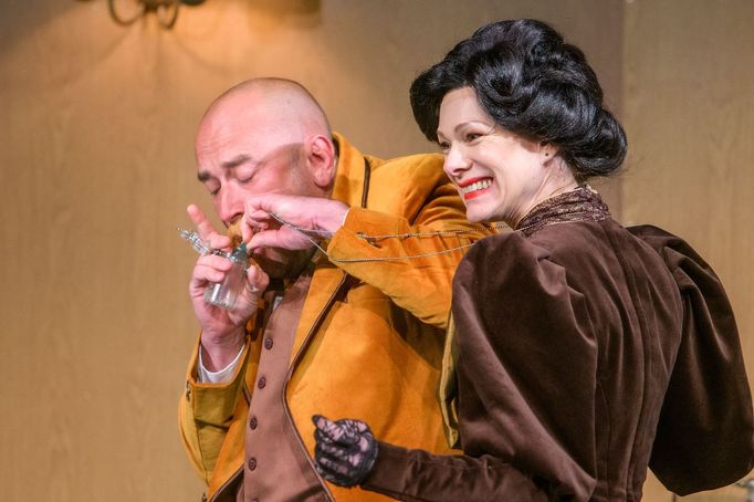 Na snímku ze Španělské mušky jsou Zuzana Ščerbová jako Emma a Michal Štěrba coby majitel továrny na hořčici Ludwig Klinke.