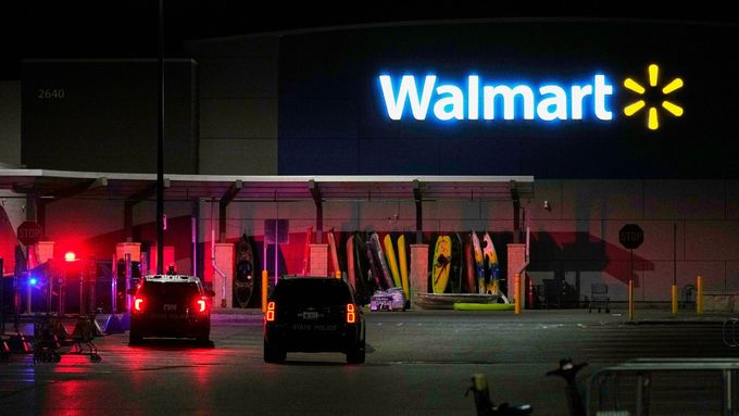 Útočník pobodal 11 lidí v obchodním domě Walmart ve městě Traverse City, které leží v americkém státě Michigan.