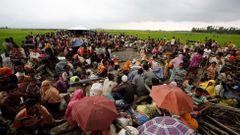 Rohingští uprchlíci, které po přechodu hranic zadržela bangladéšská hlídka.