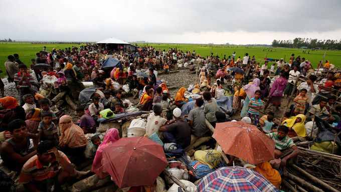 Rohingští uprchlíci, které po přechodu hranic zadržela bangladéšská hlídka.