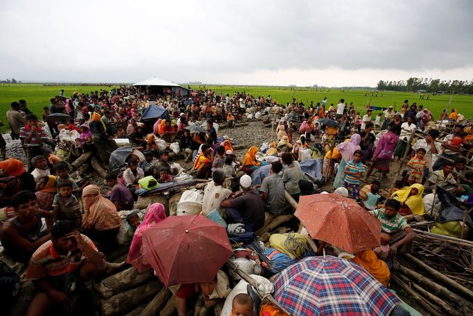 Rohingští uprchlíci, které po přechodu hranic zadržela bangladéšská hlídka.