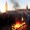 Britští studenti se v centru Londýna perou s policií