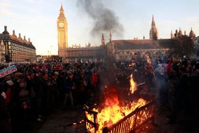 Parlament zvýšil školné, Britové se bouří v ulicích