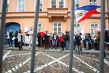 Asi padesátka demonstrantů se sešla před americkou ambasádou na Malé Straně v Praze, aby podpořila Jaroslava Dobeše alias Guru Járu a Barboru Pláškovou alias Šrí Barboru Durgu.