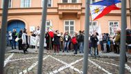 Asi padesátka demonstrantů se sešla před americkou ambasádou na Malé Straně v Praze, aby podpořila Jaroslava Dobeše alias Guru Járu a Barboru Pláškovou alias Šrí Barboru Durgu.