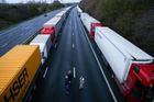 Foto: Chaos a jeden záchod na stovky kamionů. Obří kolona u La Manche se může rozjet