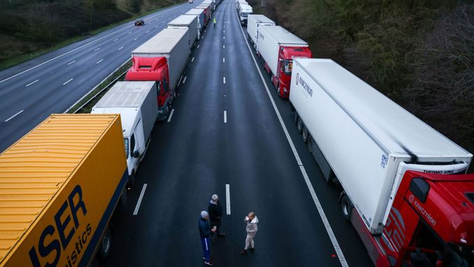 Foto: Chaos a jeden záchod na stovky kamionů. Obří kolona u La Manche se může rozjet