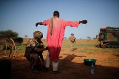 Francouzští vojáci v Mali zneškodnili 33 teroristů. V zemi pomáhají i Češi