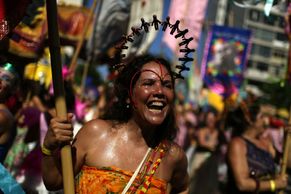 Obrazem: Roztančený dav a veselí v rytmu samby. Lidé v Rio de Janeiru vítají karneval