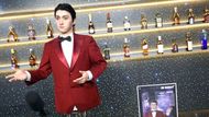Humanoidní robot v roli barmana srdečně vítá hosty v restauraci s robotickou tematikou v Robot Mall v Pekingu. Robot předvádí plynulou gestikulaci a reaguje na dotazy návštěvníků, což zvyšuje atraktivitu celého podniku.