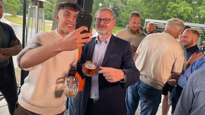Aktuálně.cz zachytilo chvíle, kdy premiér Petr Fiala čelil v úterý 8. července pískotu i kritickým dotazům. Za oponenty zašel a debatoval s nimi.