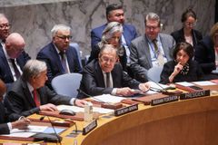 Lavrov předsedá Radě bezpečnosti OSN. Podobá se Ribbentropovi, ten však byl pověšen