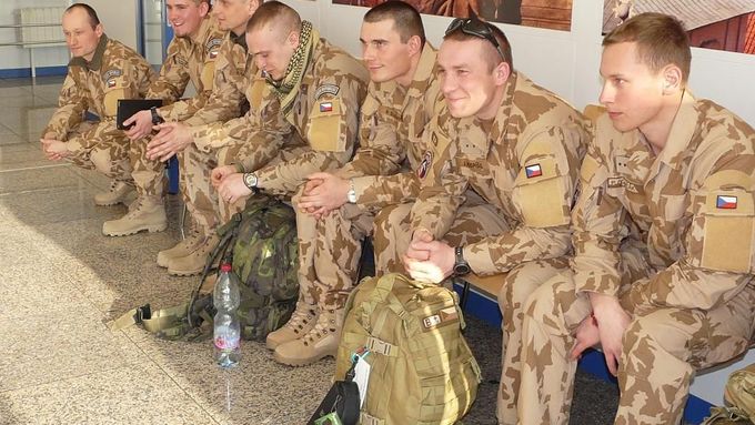 Čeští vojáci při odletu do Mali