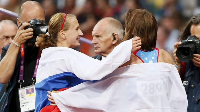 Maria Savinovová a Jekaterina Poistogovová, dvě ruské atletky, které zpráva WADA výslovně uvádí, na olympiádě v Londýně 2012