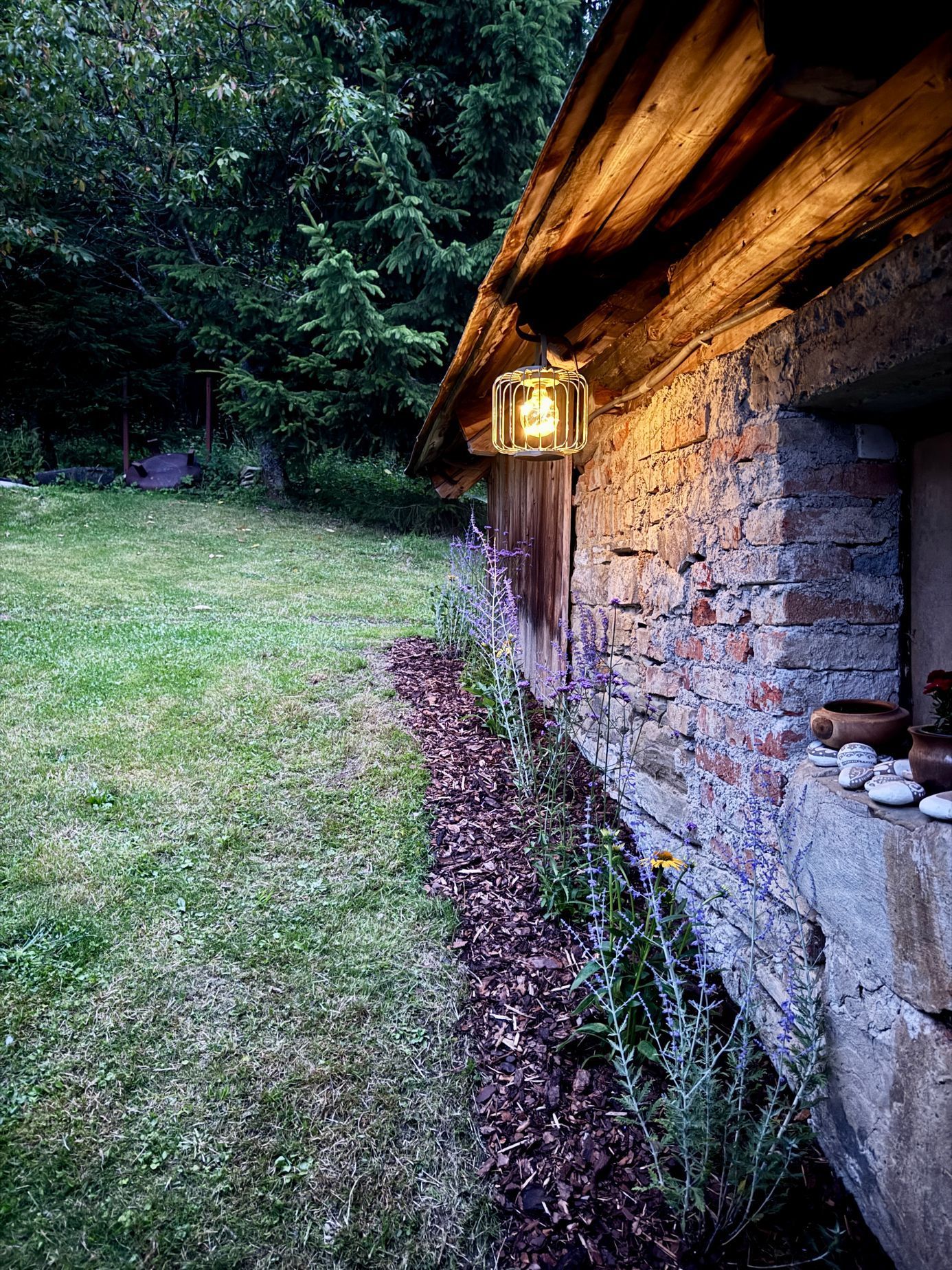 chalupa, les, bydlení, příběh, interiér, exteriér, příroda, chata